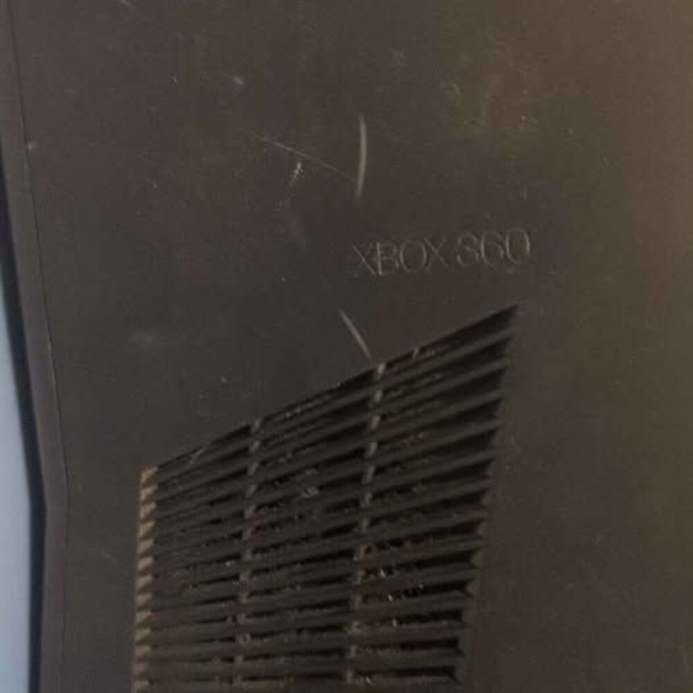 Xbox 360 S Console with Controller - Picture 8 of 8